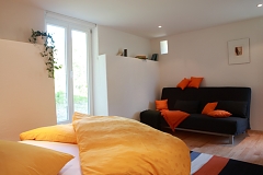 Le canapé confortable dans l'Appartement Jaune Appartement Jaune