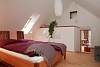 Le lit double en bois massif Lit Gregetz